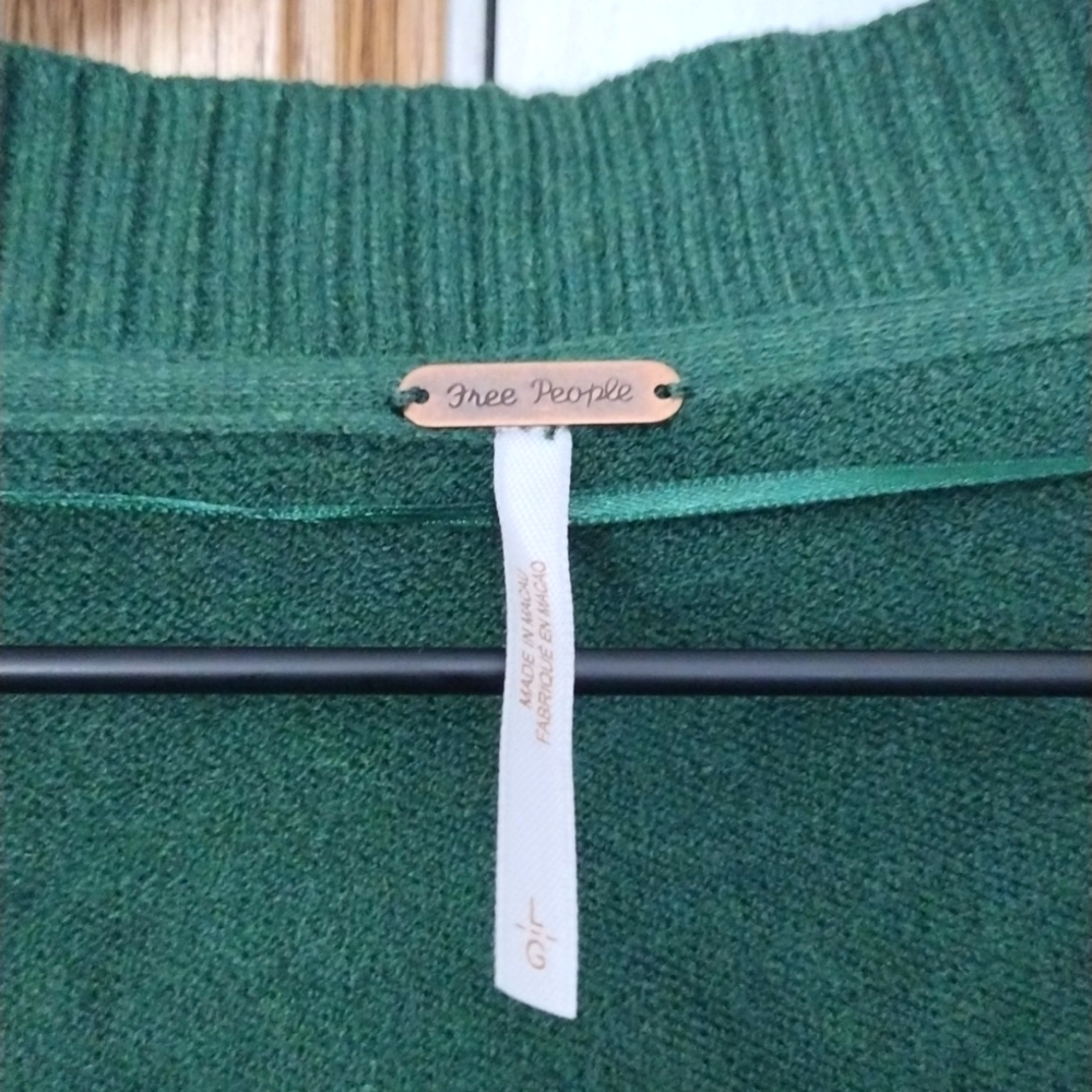 FREE PEOPLE V- Neck Sweater Green Size L NWT - Picture 5 of 13